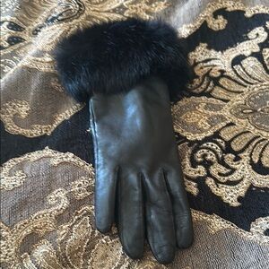 Elegant Black Leather Gloves with Fur Trim
